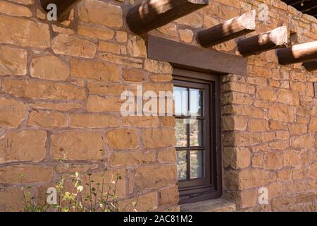 Windows e vigas nel sud-ovest la costruzione di pietra Foto Stock