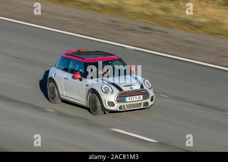 Sfocata auto in movimento V25VJH MINI John Cooper Works Auto viaggia a velocità sulla M61 Autostrada lenta velocità dello shutter di movimento del veicolo Foto Stock