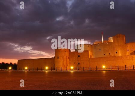 Incredibile Jibreen castello di notte Foto Stock