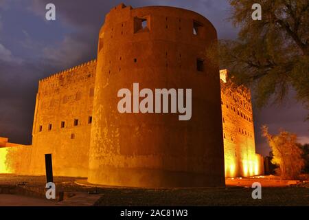 Grande Torre del Castello Jibreen di notte Foto Stock