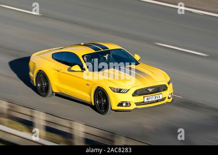 2017 FORD MUSTANG GT AUTO veicolo in movimento sfocato che viaggia a velocità sull'autostrada M61 velocità lenta dell'otturatore della telecamera movimento del veicolo, Regno Unito Foto Stock