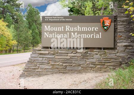 Keystone, SD - Settembre 25, 2019: Mount Rushmore National Memorial segno di ingresso Foto Stock