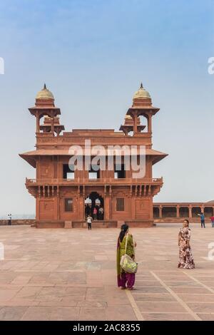 Le donne in posa davanti al Diwan-E-Khas edificio in Agra, India Foto Stock