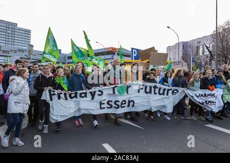 Gli alunni e gli studenti prendono parte al venerdì per la futura manifestazione a Essen, Germania Foto Stock