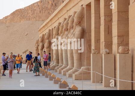 Luxor, Egitto - 16 Aprile 2019: turisti visitano il tempio mortuario di Hatshepsut, XVIII dinastia faraone Foto Stock