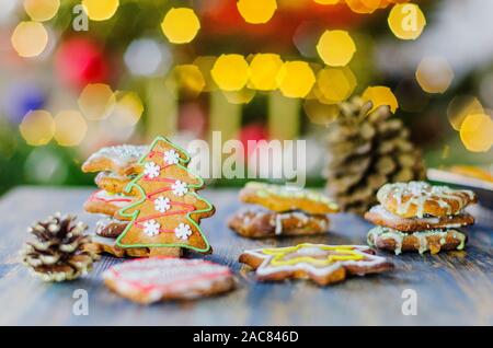Fatti a mano deliziosi dolci di zenzero su sfondo bokeh di fondo Foto Stock