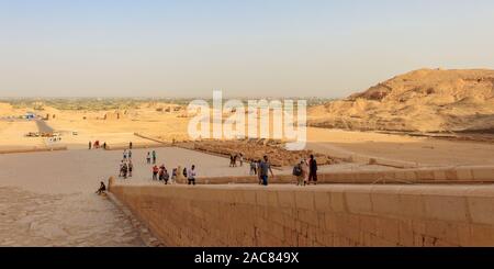 Luxor, Egitto - 16 Aprile 2019: turisti sulla scalinata del tempio mortuario di Hatshepsut Foto Stock