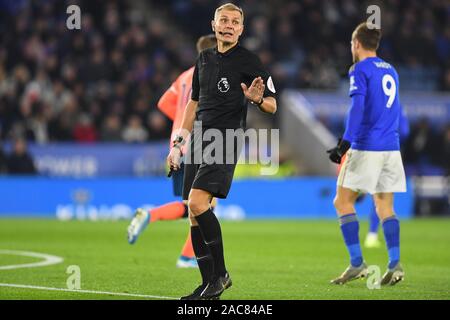 Leicester, Regno Unito. 1 Dic 2019. Arbitro Graham Scott durante il match di Premier League tra Leicester City e Everton al King Power Stadium, Leicester domenica 1 dicembre 2019. (Credit: Jon Hobley | MI News) La fotografia può essere utilizzata solo per il giornale e/o rivista scopi editoriali, è richiesta una licenza per uso commerciale Credito: MI News & Sport /Alamy Live News Foto Stock