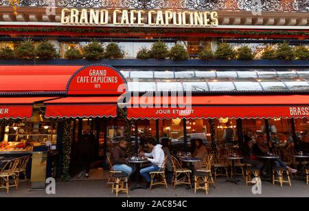 Le Grand Cafe Capucines decorato per il Natale è la leggendaria e famosa brasserie a Grands Boulevards. Parigi. La Francia. Foto Stock