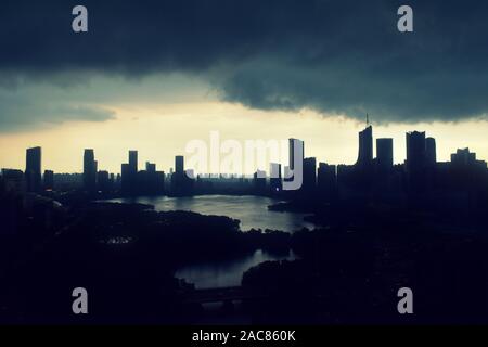Stormy moderno skyline della città durante il tifone stagione, Hefei, Cina Foto Stock