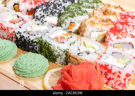 Un grande insieme di rotoli diversi, con diversi ripieni. Close-up. Foto Stock