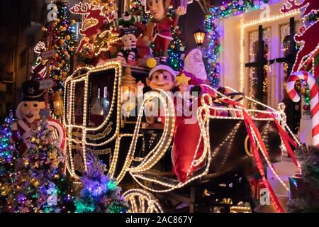 Natale al di fuori strada decorazione con luci, cervi, presenta, elfi. Messa a fuoco selettiva. Foto Stock