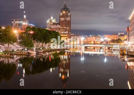 Milwaukee, Wisconsin Skyline di notte lungo il fiume Milwaukee Foto Stock