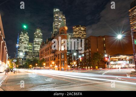 Lo storico edificio Gooderham, noto anche noto come il Flatiron Building, nel quartiere finanziario di Toronto, Canada Foto Stock