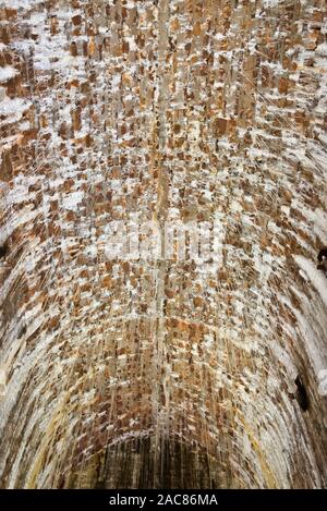 L'interno di una delle volte nel bosco di Leigh, a ridosso del ponte sospeso di Clifton, vicino a Bristol, in Inghilterra, mostra vari depositi di calcite Foto Stock