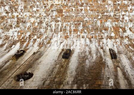 L'interno di una delle volte nel bosco di Leigh, a ridosso del ponte sospeso di Clifton, vicino a Bristol, in Inghilterra, mostra vari depositi di calcite Foto Stock