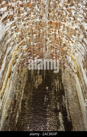 L'interno di una delle volte nel bosco di Leigh, a ridosso del ponte sospeso di Clifton, vicino a Bristol, in Inghilterra, mostra vari depositi di calcite Foto Stock