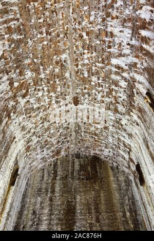 L'interno di una delle volte nel bosco di Leigh, a ridosso del ponte sospeso di Clifton, vicino a Bristol, in Inghilterra, mostra vari depositi di calcite Foto Stock