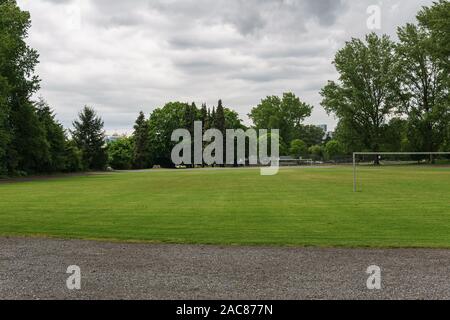 VANCOUVER, CANADA - 17 MAGGIO 2019: Campo da gioco verde al parco con alberi. Foto Stock