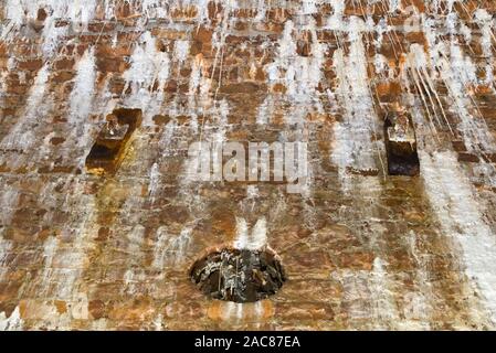 L'interno di una delle volte nel bosco di Leigh, a ridosso del ponte sospeso di Clifton, vicino a Bristol, in Inghilterra, mostra vari depositi di calcite Foto Stock