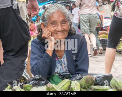 Iquitos, Perù- Mar 27, 2018: Ritratto di una donna con una pelle rossa la vendita delle banane sul mercato Belen, giungla amazzonica. Sud America. Amazonia. Foto Stock