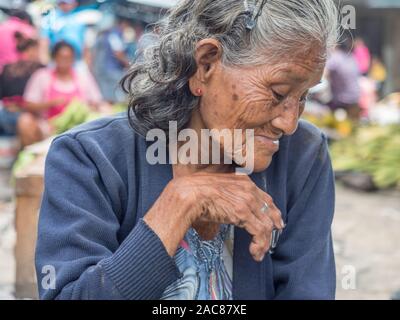 Iquitos, Perù- Mar 27, 2018: Ritratto di una donna con una pelle rossa la vendita delle banane sul mercato Belen, giungla amazzonica. Sud America. Amazonia. Foto Stock