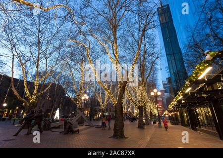 Holiday luci illuminano Occidental Square a Seattle la storica Pioneer Square quartiere Novembre 30, 2019. Foto Stock