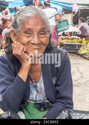 Iquitos, Perù- Mar 27, 2018: Ritratto di una donna con una pelle rossa la vendita delle banane sul mercato Belen, giungla amazzonica. Sud America. Amazonia. Foto Stock