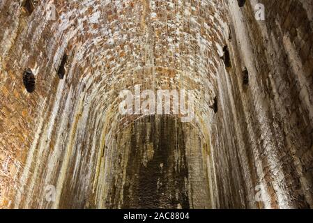 L'interno di una delle volte nel bosco di Leigh, a ridosso del ponte sospeso di Clifton, vicino a Bristol, in Inghilterra, mostra vari depositi di calcite Foto Stock