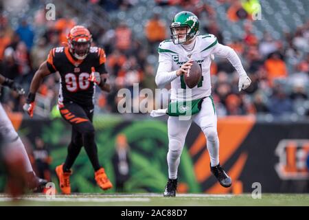 Cincinnati, OH, Stati Uniti d'America. 01 Dic, 2019. Sam Darnold (14) del New York getti rimescola nel corso della NFL azione di gioco tra il New York getti e Cincinnati Bengals a Stadio Paul Brown su dicembre 01, 2019 a Cincinnati, OH. Adam Lacy/CSM/Alamy Live News Foto Stock