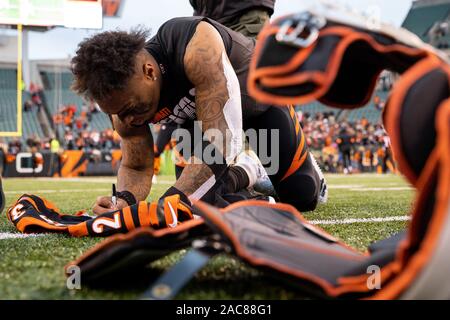 Cincinnati, OH, Stati Uniti d'America. 01 Dic, 2019. Trayveon Williams (32) di Cincinnati Bengals segni un autografo durante la NFL Football azione di gioco tra il New York getti e Cincinnati Bengals a Stadio Paul Brown su dicembre 01, 2019 a Cincinnati, OH. Adam Lacy/CSM/Alamy Live News Foto Stock