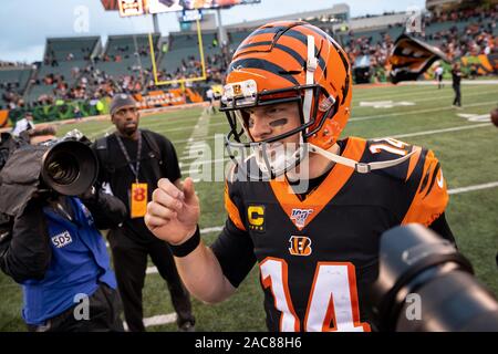 Cincinnati, OH, Stati Uniti d'America. 01 Dic, 2019. Andy Dalton (14) di Cincinnati Bengals sorride dopo aver vinto un NFL partita di calcio tra la New York getti e Cincinnati Bengals a Stadio Paul Brown su dicembre 01, 2019 a Cincinnati, OH. Adam Lacy/CSM/Alamy Live News Foto Stock