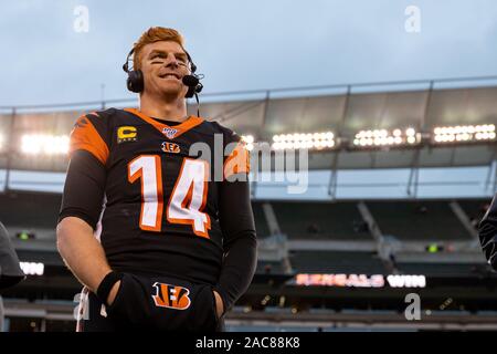 Cincinnati, OH, Stati Uniti d'America. 01 Dic, 2019. Andy Dalton (14) di Cincinnati Bengals sorrisi mentre viene intervistato dopo la vittoria di NFL di una partita di calcio tra la New York getti e Cincinnati Bengals a Stadio Paul Brown su dicembre 01, 2019 a Cincinnati, OH. Adam Lacy/CSM/Alamy Live News Foto Stock