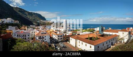 Vista panoramica guardando verso il basso sopra la città di Garachico e la costa a Garachico, Tenerife, Spagna il 23 novembre 2019 Foto Stock