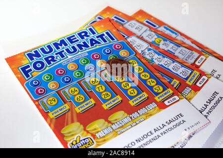 Roma, Italia - 1 Dicembre 2019: scratch card lottery, fortune ticket. graffiare i numeri fortunati con la moneta. Editoriale illustrativa Foto Stock