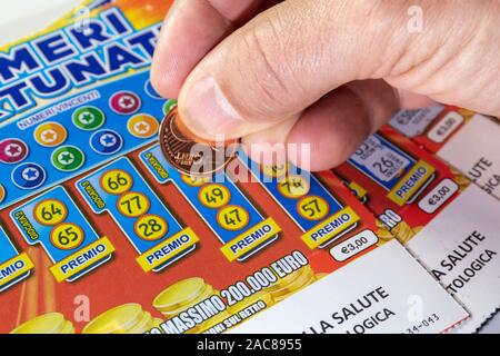 Roma, Italia - 1 Dicembre 2019: scratch card lottery, fortune ticket. graffiare i numeri fortunati con la moneta. Editoriale illustrativa Foto Stock