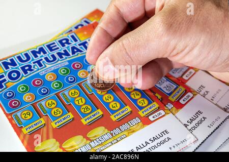 Roma, Italia - 1 Dicembre 2019: scratch card lottery, fortune ticket. graffiare i numeri fortunati con la moneta. Editoriale illustrativa Foto Stock