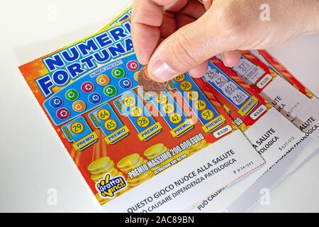 Roma, Italia - 1 Dicembre 2019: scratch card lottery, fortune ticket. graffiare i numeri fortunati con la moneta. Editoriale illustrativa Foto Stock