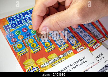 Roma, Italia - 1 Dicembre 2019: scratch card lottery, fortune ticket. graffiare i numeri fortunati con la moneta. Editoriale illustrativa Foto Stock