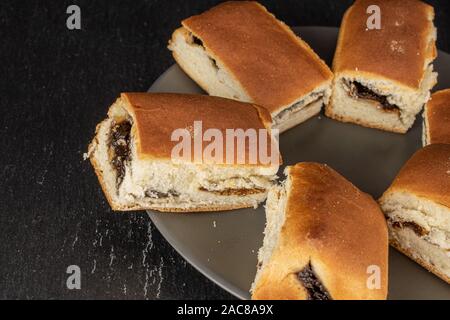 Gruppo di sei tutto il dolce bun ceca sulla ceramica grigia su piastra di pietra grigia Foto Stock