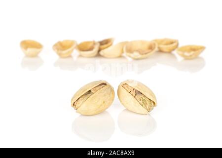 Gruppo di due intero lotto di pezzi di salatura pistacchio due a fuoco isolati su sfondo bianco Foto Stock