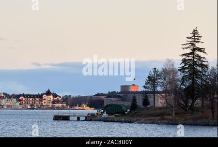 Isola Stora Ekholmen con Vaxholm con la Fortezza di Vaxholm dietro Foto Stock