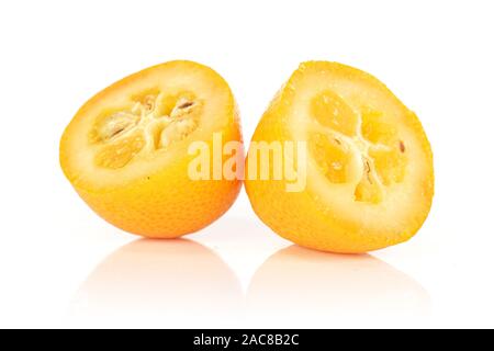 Gruppo di due metà di gustoso orange kumquat isolati su sfondo bianco Foto Stock