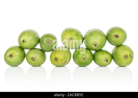 Sacco di tutta hardy verde kiwi isolati su sfondo bianco Foto Stock