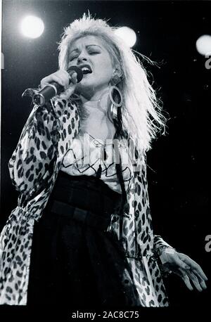 Cyndi Lauper a cantare in "True Colors" tour concerto al Worcester Centruim in Worcester MA USA degli anni ottanta, foto di bill belknap Foto Stock