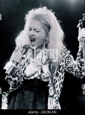 Cyndi Lauper a cantare in "True Colors" tour concerto al Worcester Centruim in Worcester MA USA degli anni ottanta, foto di bill belknap Foto Stock