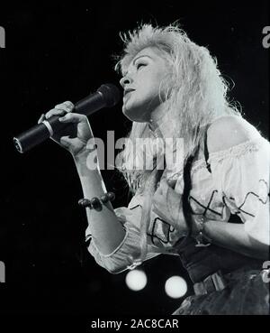 Cyndi Lauper a cantare in "True Colors" tour concerto al Worcester Centruim in Worcester MA USA degli anni ottanta, foto di bill belknap Foto Stock