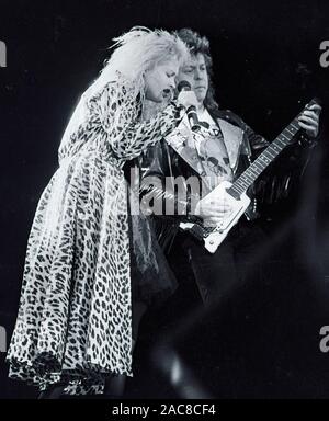 Cyndi Lauper cantando con Rick Derringer alla chitarra in "True Colors" tour concerto al Worcester Centruim in Worcester MA USA degli anni ottanta, foto di bill belknap Foto Stock