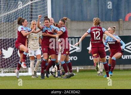 Dagenham, Regno Unito. 1 Dic 2019. Laura Vetterlein del West Ham United WFC punteggi festeggia i suoi lati obiettivo di stabilizzazione per rendere il punteggio 1-1.Durante la Barclays donna Super League match tra il West Ham United donne e il Manchester United a Rush stadio verde sul dicembre 01, 2019 in Dagenham, Inghilterra. (Foto di AFS/Espa-Images) Credito: Cal Sport Media/Alamy Live News Foto Stock