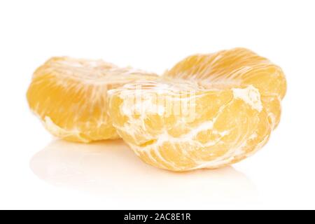 Gruppo di una metà di un pezzo di fresca purificata arancio mandarino isolati su sfondo bianco Foto Stock